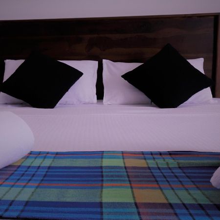 Red Chillies Tourist Inn Канді Екстер'єр фото