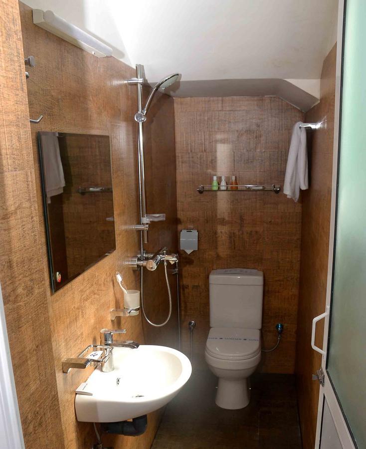 Red Chillies Tourist Inn Канді Екстер'єр фото