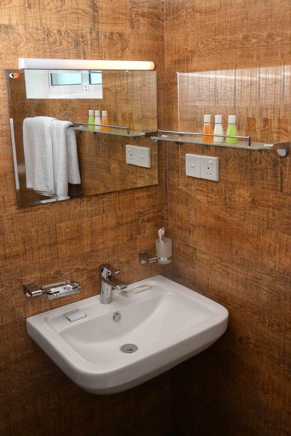 Red Chillies Tourist Inn Канді Екстер'єр фото
