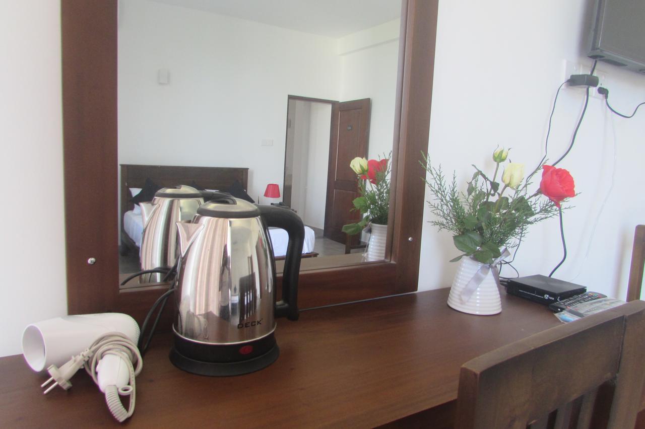 Red Chillies Tourist Inn Канді Екстер'єр фото