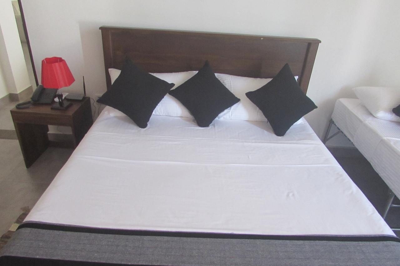 Red Chillies Tourist Inn Канді Екстер'єр фото