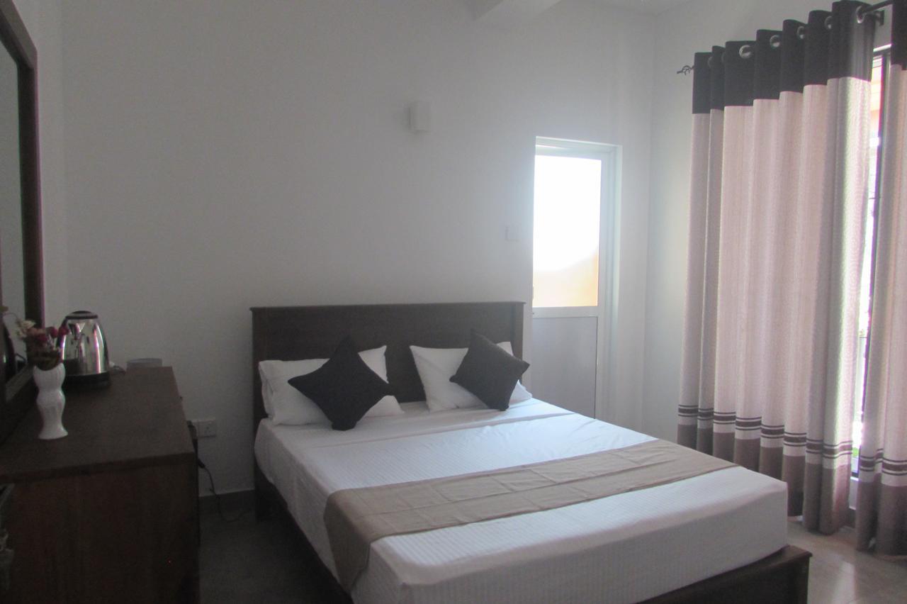 Red Chillies Tourist Inn Канді Екстер'єр фото