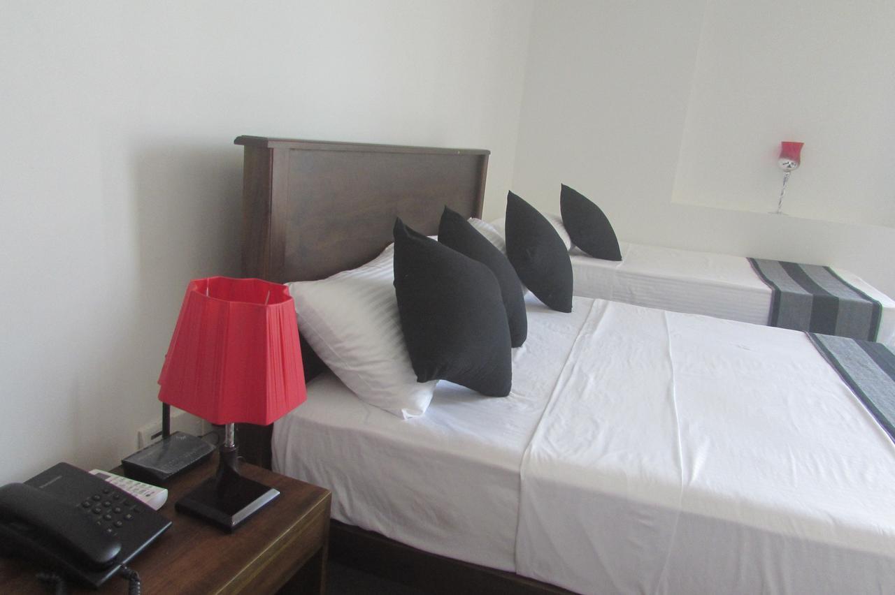 Red Chillies Tourist Inn Канді Екстер'єр фото