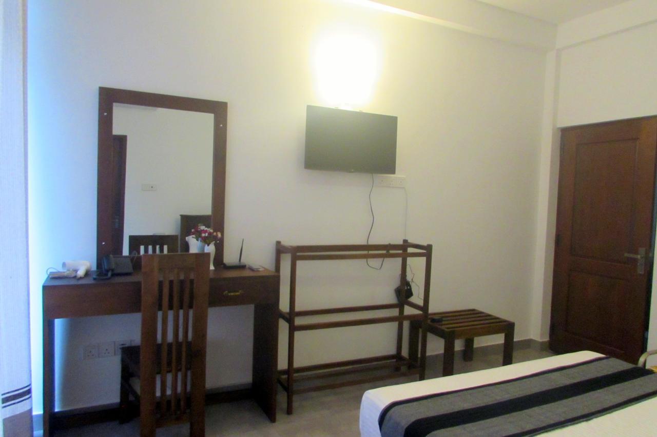 Red Chillies Tourist Inn Канді Екстер'єр фото