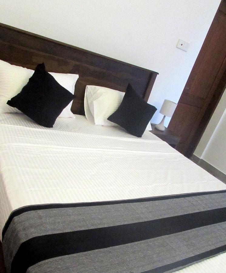 Red Chillies Tourist Inn Канді Екстер'єр фото