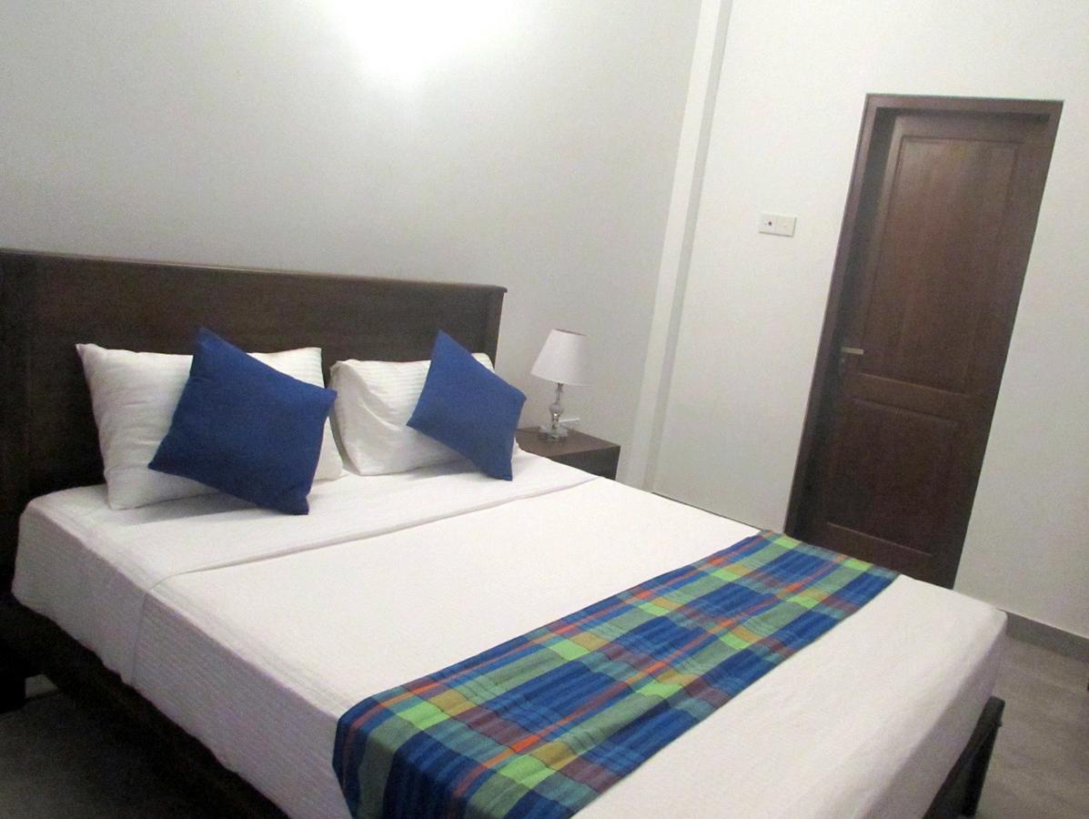 Red Chillies Tourist Inn Канді Екстер'єр фото