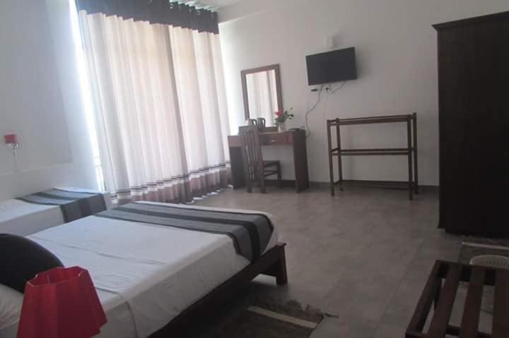 Red Chillies Tourist Inn Канді Екстер'єр фото
